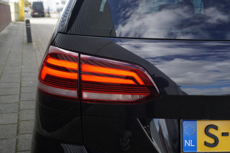 Volkswagen Golf 1.0 TSI 110PK Highline/19 Inch/Liefhebbersauto!!/ Moet gezien worden!!