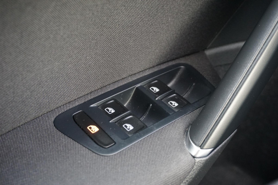 Volkswagen Golf 1.0 TSI 110PK Highline/19 Inch/Liefhebbersauto!!/ Moet gezien worden!!