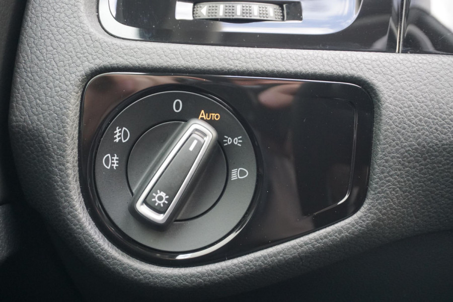 Volkswagen Golf 1.0 TSI 110PK Highline/19 Inch/Liefhebbersauto!!/ Moet gezien worden!!