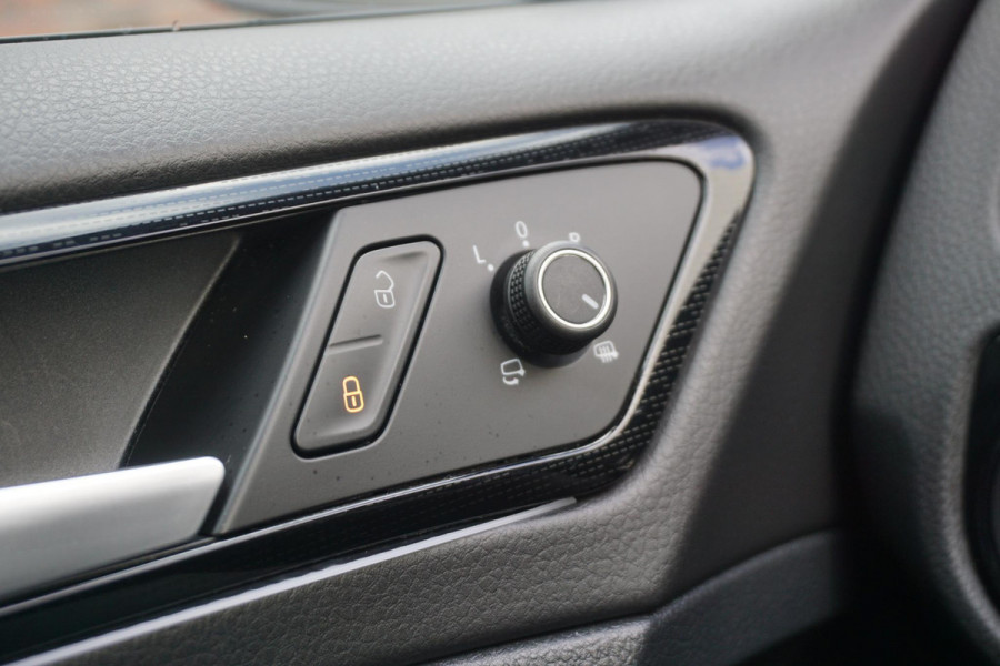 Volkswagen Golf 1.0 TSI 110PK Highline/19 Inch/Liefhebbersauto!!/ Moet gezien worden!!