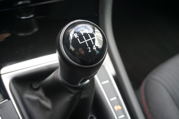 Volkswagen Golf 1.0 TSI 110PK Highline/19 Inch/Liefhebbersauto!!/ Moet gezien worden!!