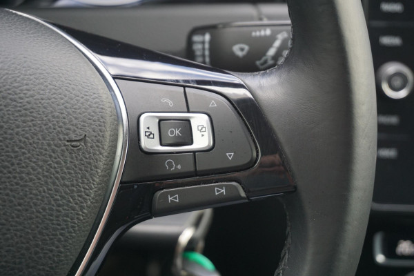 Volkswagen Golf 1.0 TSI 110PK Highline/19 Inch/Liefhebbersauto!!/ Moet gezien worden!!