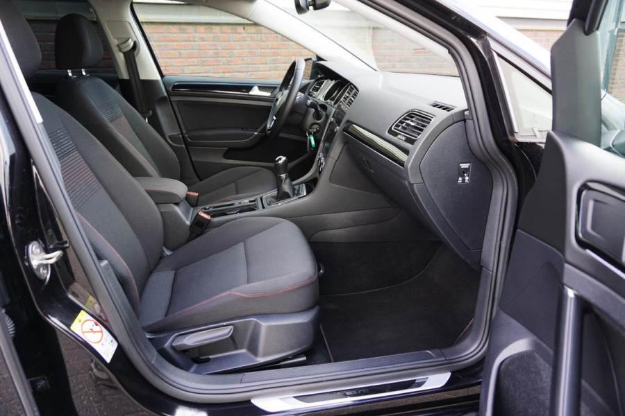 Volkswagen Golf 1.0 TSI 110PK Highline/19 Inch/Liefhebbersauto!!/ Moet gezien worden!!