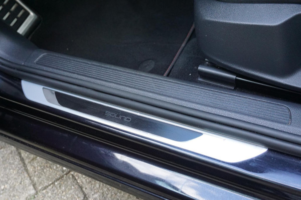 Volkswagen Golf 1.0 TSI 110PK Highline/19 Inch/Liefhebbersauto!!/ Moet gezien worden!!