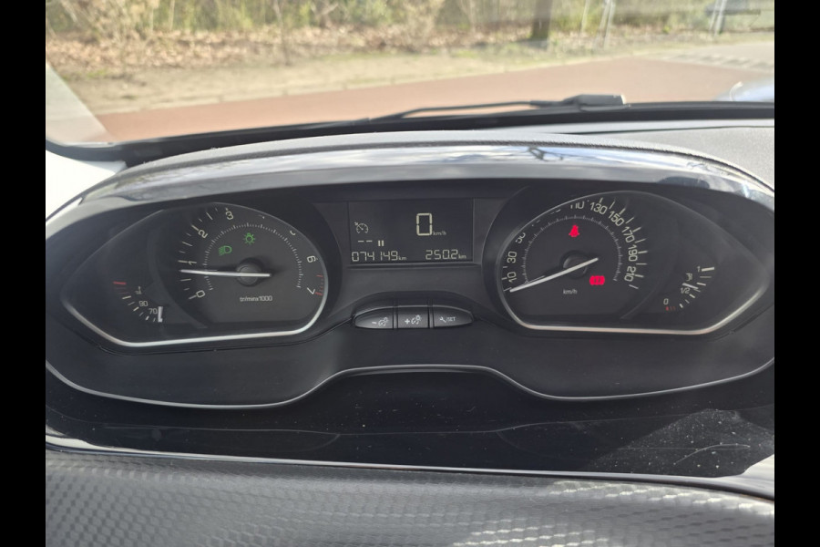 Peugeot 208 1.2 83PK Signature | 2E EIGENAAR | 12MND GARANTIE | NW DIST RIEM | NAVI |