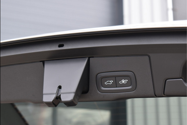 Volvo XC60 2.0 T6 Plug-in hybrid AWD R-Design 350 Pk SOH 93% Pano Trekhaak H/K Memory 360 Camera HUD 20 Inch