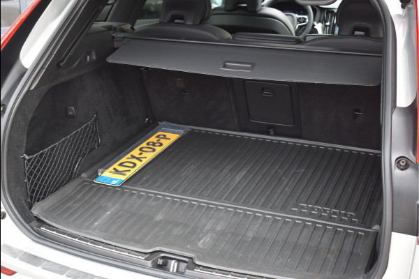 Volvo XC60 2.0 T6 Plug-in hybrid AWD R-Design 350 Pk SOH 93% Pano Trekhaak H/K Memory 360 Camera HUD 20 Inch