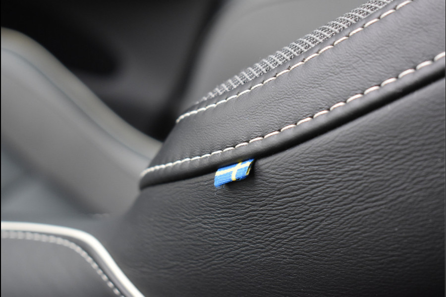 Volvo XC60 2.0 T6 Plug-in hybrid AWD R-Design 350 Pk SOH 93% Pano Trekhaak H/K Memory 360 Camera HUD 20 Inch