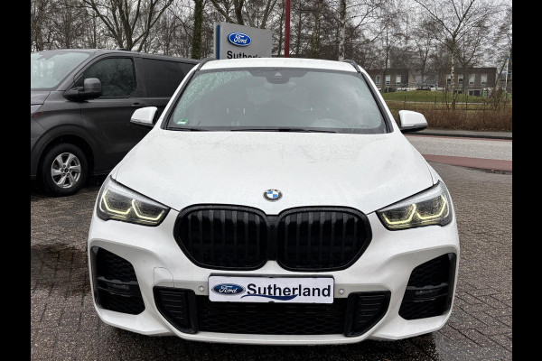 BMW X1 xDrive25e M Sport | 220 PK PHEV | Plug-in Hybride | M pakket | Trekhaak | 19 inch | Camera | Sportstoelen | Stoelverwarming | Adaptive Led | Individual dakhemel | Elektrische achterklep