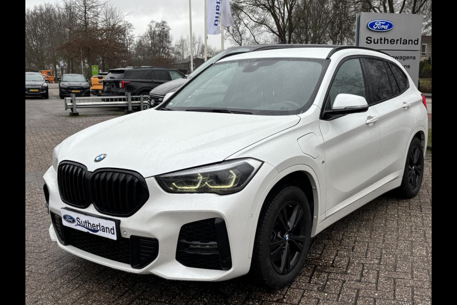 BMW X1 xDrive25e M Sport | 220 PK PHEV | Plug-in Hybride | M pakket | Trekhaak | 19 inch | Camera | Sportstoelen | Stoelverwarming | Adaptive Led | Individual dakhemel | Elektrische achterklep