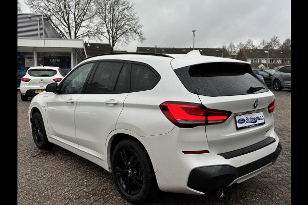BMW X1 xDrive25e M Sport | 220 PK PHEV | Plug-in Hybride | M pakket | Trekhaak | 19 inch | Camera | Sportstoelen | Stoelverwarming | Adaptive Led | Individual dakhemel | Elektrische achterklep