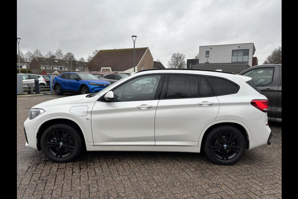 BMW X1 xDrive25e M Sport | 220 PK PHEV | Plug-in Hybride | M pakket | Trekhaak | 19 inch | Camera | Sportstoelen | Stoelverwarming | Adaptive Led | Individual dakhemel | Elektrische achterklep