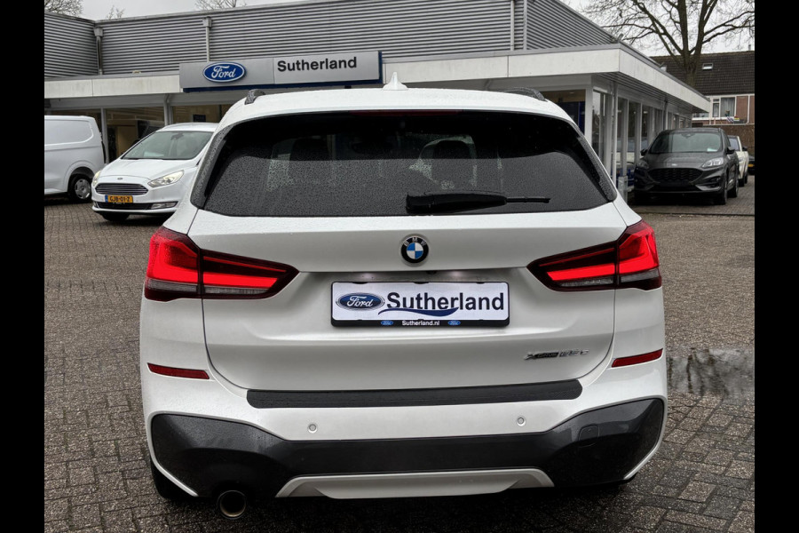 BMW X1 xDrive25e M Sport | 220 PK PHEV | Plug-in Hybride | M pakket | Trekhaak | 19 inch | Camera | Sportstoelen | Stoelverwarming | Adaptive Led | Individual dakhemel | Elektrische achterklep
