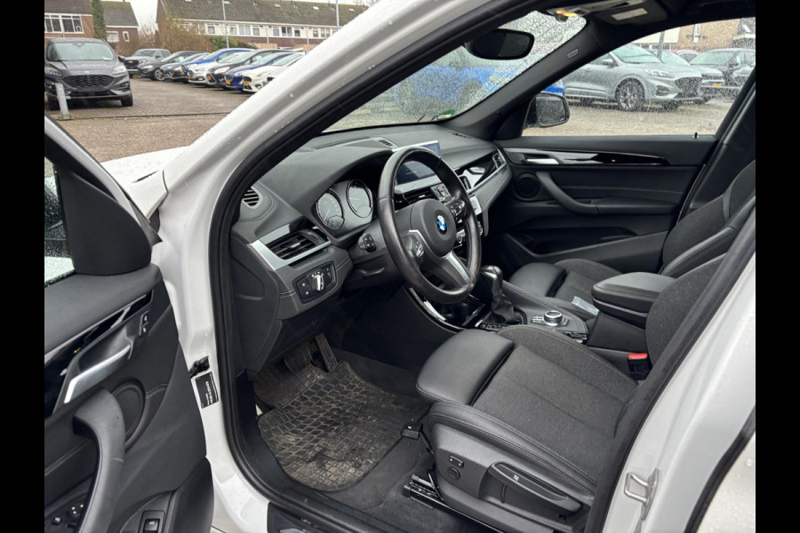 BMW X1 xDrive25e M Sport | 220 PK PHEV | Plug-in Hybride | M pakket | Trekhaak | 19 inch | Camera | Sportstoelen | Stoelverwarming | Adaptive Led | Individual dakhemel | Elektrische achterklep
