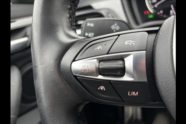 BMW X1 xDrive25e M Sport | 220 PK PHEV | Plug-in Hybride | M pakket | Trekhaak | 19 inch | Camera | Sportstoelen | Stoelverwarming | Adaptive Led | Individual dakhemel | Elektrische achterklep