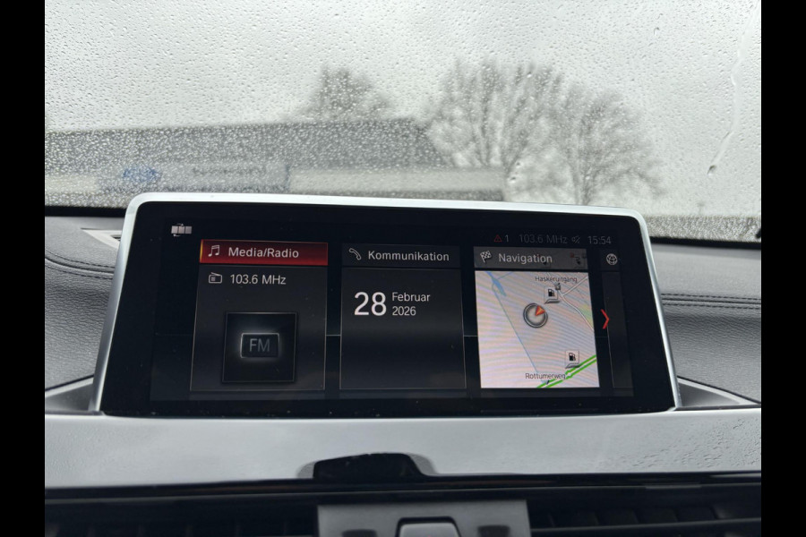 BMW X1 xDrive25e M Sport | 220 PK PHEV | Plug-in Hybride | M pakket | Trekhaak | 19 inch | Camera | Sportstoelen | Stoelverwarming | Adaptive Led | Individual dakhemel | Elektrische achterklep