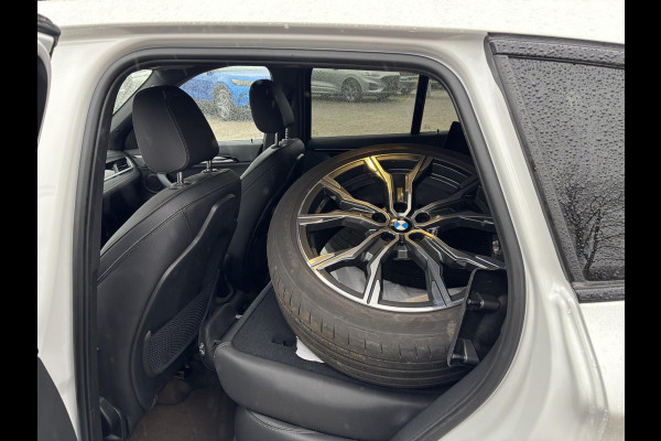BMW X1 xDrive25e M Sport | 220 PK PHEV | Plug-in Hybride | M pakket | Trekhaak | 19 inch | Camera | Sportstoelen | Stoelverwarming | Adaptive Led | Individual dakhemel | Elektrische achterklep