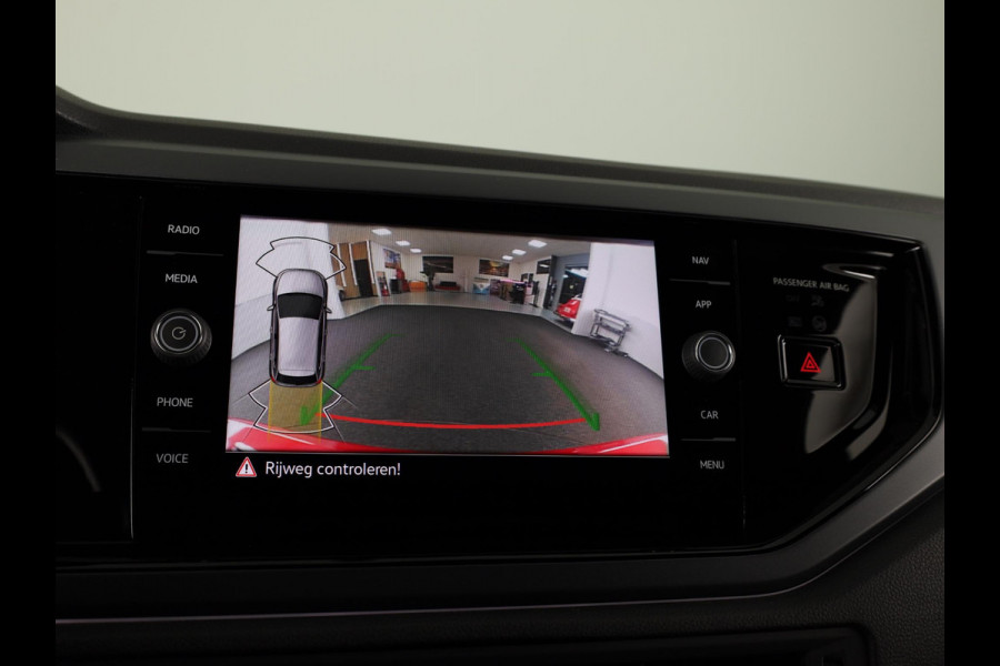 Volkswagen Polo r line business | 95 pk | automaat (DSG) | panoramadak | camera | stoelverwarming | keyless entry | 18 inch