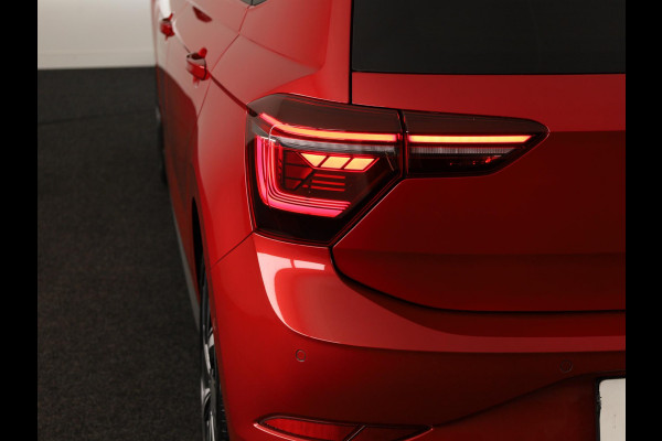 Volkswagen Polo r line business | 95 pk | automaat (DSG) | panoramadak | camera | stoelverwarming | keyless entry | 18 inch