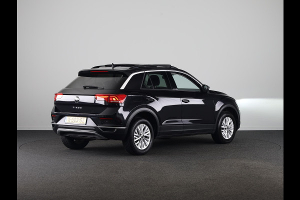 Volkswagen T-Roc 1.0 TSI Style | Panoramadak | Parkeersensoren | navigatie | Apple carplay en android auto |
