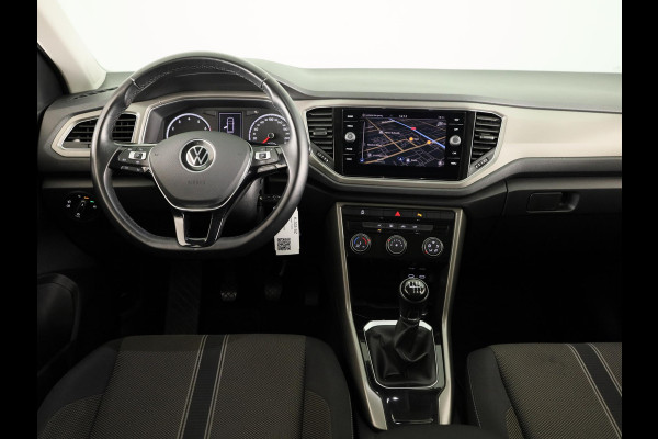 Volkswagen T-Roc 1.0 TSI Style | Panoramadak | Parkeersensoren | navigatie | Apple carplay en android auto |