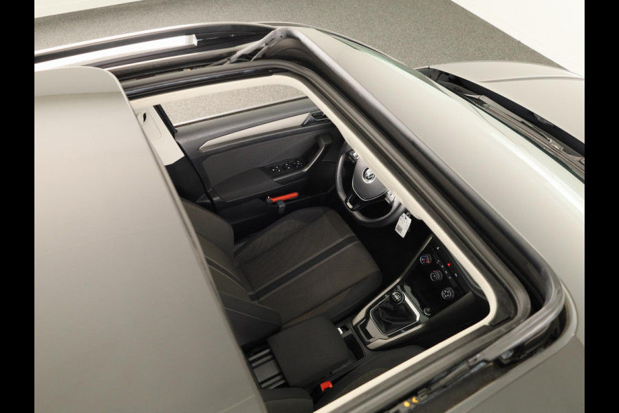 Volkswagen T-Roc 1.0 TSI Style | Panoramadak | Parkeersensoren | navigatie | Apple carplay en android auto |
