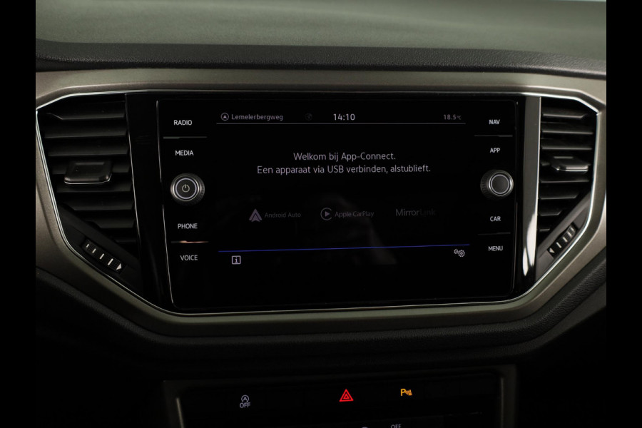 Volkswagen T-Roc 1.0 TSI Style | Panoramadak | Parkeersensoren | navigatie | Apple carplay en android auto |