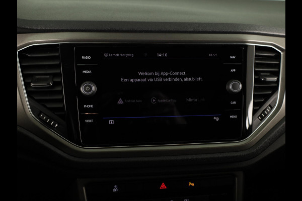Volkswagen T-Roc 1.0 TSI Style | Panoramadak | Parkeersensoren | navigatie | Apple carplay en android auto |
