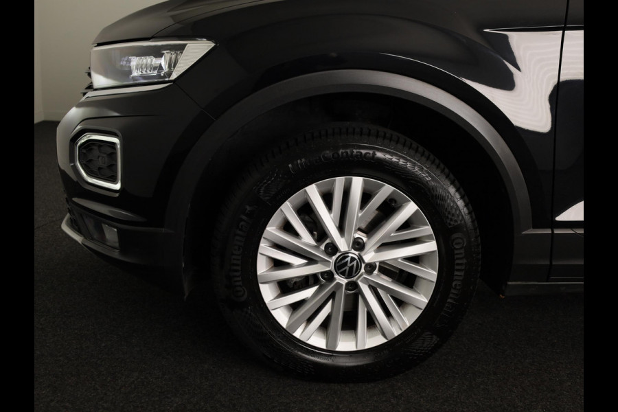 Volkswagen T-Roc 1.0 TSI Style | Panoramadak | Parkeersensoren | navigatie | Apple carplay en android auto |