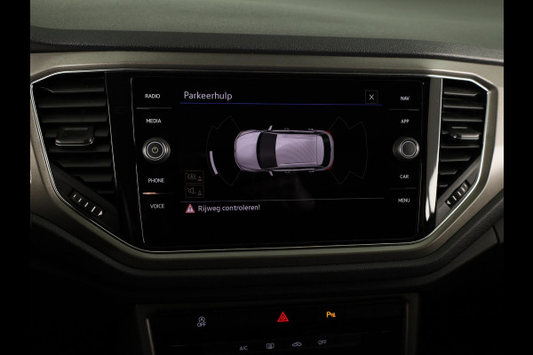 Volkswagen T-Roc 1.0 TSI Style | Panoramadak | Parkeersensoren | navigatie | Apple carplay en android auto |