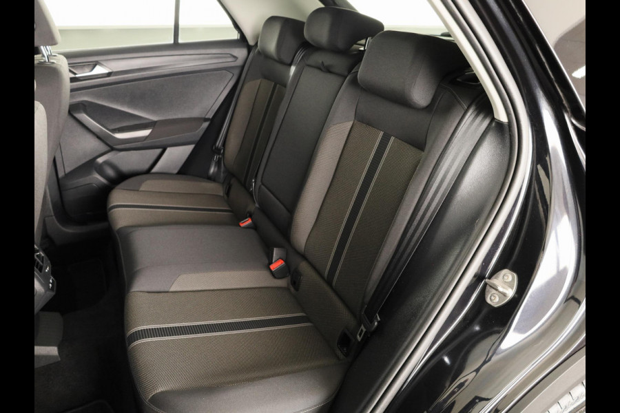 Volkswagen T-Roc 1.0 TSI Style | Panoramadak | Parkeersensoren | navigatie | Apple carplay en android auto |