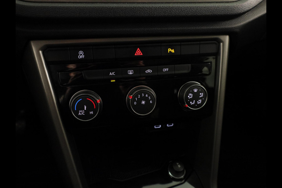 Volkswagen T-Roc 1.0 TSI Style | Panoramadak | Parkeersensoren | navigatie | Apple carplay en android auto |