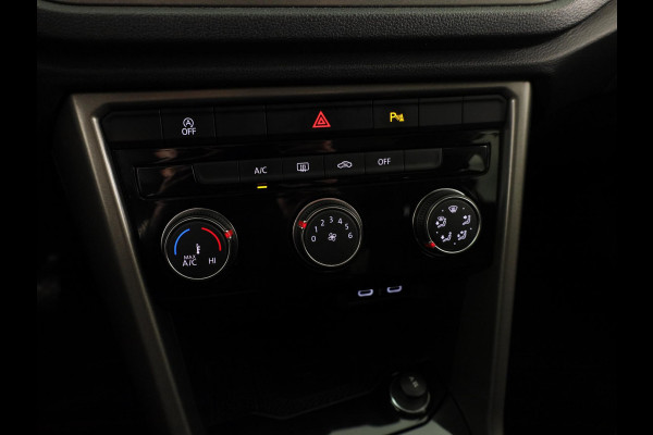 Volkswagen T-Roc 1.0 TSI Style | Panoramadak | Parkeersensoren | navigatie | Apple carplay en android auto |