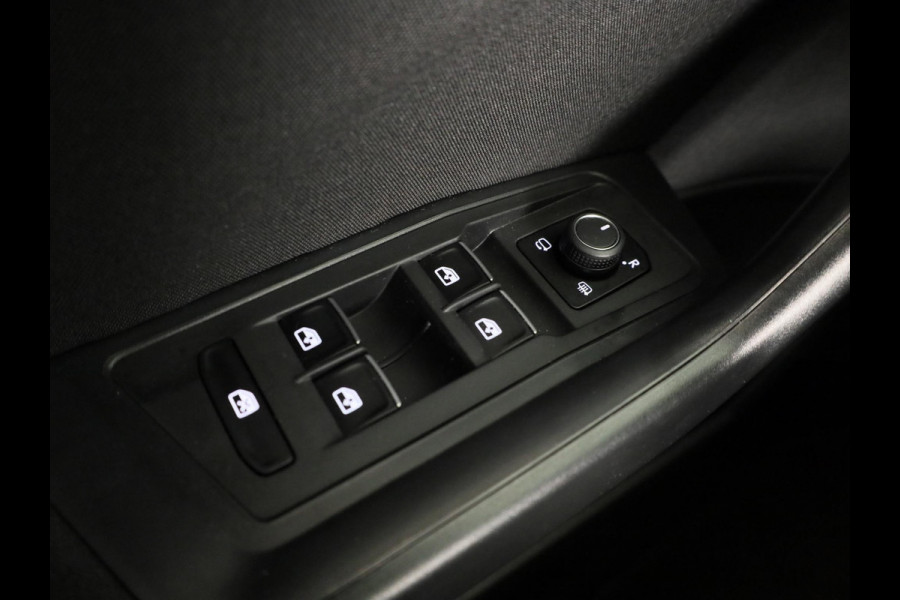 Volkswagen T-Roc 1.0 TSI Style | Panoramadak | Parkeersensoren | navigatie | Apple carplay en android auto |