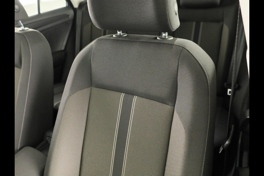 Volkswagen T-Roc 1.0 TSI Style | Panoramadak | Parkeersensoren | navigatie | Apple carplay en android auto |