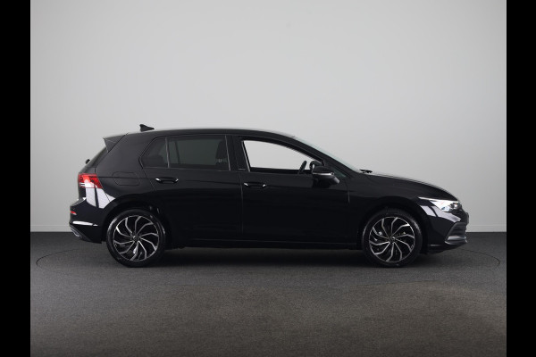 Volkswagen Golf 1.0 eTSI Life Active 110PK DSG | Navigatie | achteruitrijcamera | LED plus | 17" LM velgen |