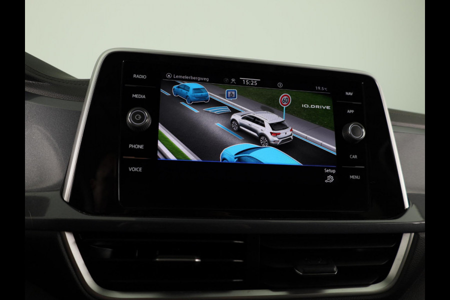 Volkswagen T-Roc 1.5 TSI Style 150 PK DSG | Panorama dak | Keyless entry/start | Matrix koplampen | Stoelverwarming | 18" LM velgen |