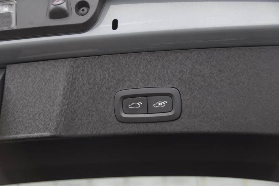 Volvo XC40 T4 211PK Automaat Ultimate Bright / Panoramadak/ Elektrische stoelen met geheugen/ Elektrische achterklep/ Parkeersensoren met 360 Camera/ Stoel en stuurwielverwarming/ Mistlampen/ Luxe bekleding/ /19" Velgen/ Harman kardon audio/ Apple carplay