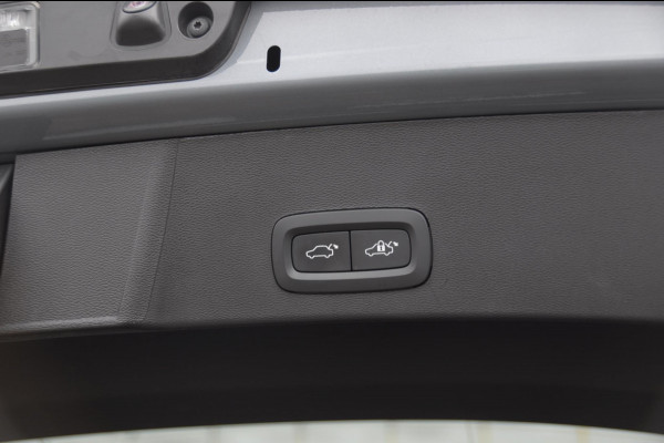 Volvo XC40 T4 211PK Automaat Ultimate Bright / Panoramadak/ Elektrische stoelen met geheugen/ Elektrische achterklep/ Parkeersensoren met 360 Camera/ Stoel en stuurwielverwarming/ Mistlampen/ Luxe bekleding/ /19" Velgen/ Harman kardon audio/ Apple carplay