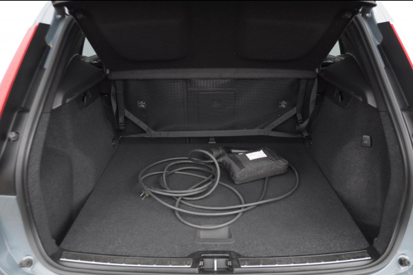 Volvo XC40 T4 211PK Automaat Ultimate Bright / Panoramadak/ Elektrische stoelen met geheugen/ Elektrische achterklep/ Parkeersensoren met 360 Camera/ Stoel en stuurwielverwarming/ Mistlampen/ Luxe bekleding/ /19" Velgen/ Harman kardon audio/ Apple carplay