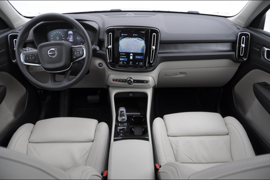 Volvo XC40 T4 211PK Automaat Ultimate Bright / Panoramadak/ Elektrische stoelen met geheugen/ Elektrische achterklep/ Parkeersensoren met 360 Camera/ Stoel en stuurwielverwarming/ Mistlampen/ Luxe bekleding/ /19" Velgen/ Harman kardon audio/ Apple carplay