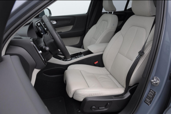 Volvo XC40 T4 211PK Automaat Ultimate Bright / Panoramadak/ Elektrische stoelen met geheugen/ Elektrische achterklep/ Parkeersensoren met 360 Camera/ Stoel en stuurwielverwarming/ Mistlampen/ Luxe bekleding/ /19" Velgen/ Harman kardon audio/ Apple carplay