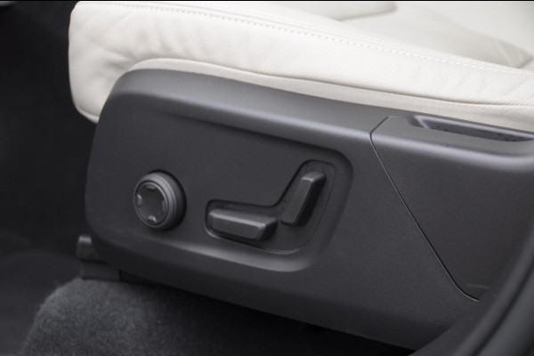 Volvo XC40 T4 211PK Automaat Ultimate Bright / Panoramadak/ Elektrische stoelen met geheugen/ Elektrische achterklep/ Parkeersensoren met 360 Camera/ Stoel en stuurwielverwarming/ Mistlampen/ Luxe bekleding/ /19" Velgen/ Harman kardon audio/ Apple carplay