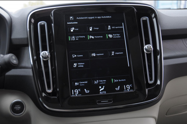 Volvo XC40 T4 211PK Automaat Ultimate Bright / Panoramadak/ Elektrische stoelen met geheugen/ Elektrische achterklep/ Parkeersensoren met 360 Camera/ Stoel en stuurwielverwarming/ Mistlampen/ Luxe bekleding/ /19" Velgen/ Harman kardon audio/ Apple carplay