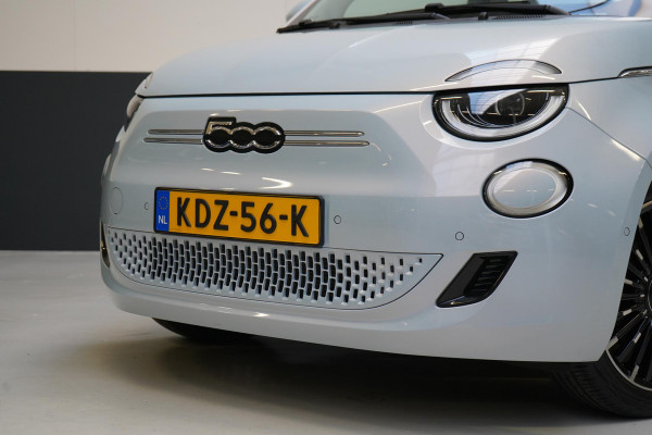 Fiat 500 La Prima 42 kWh | SoH 100% | Panoramadak | Leder | Navigatie | Carplay | Lm velgen | Blind-Spot