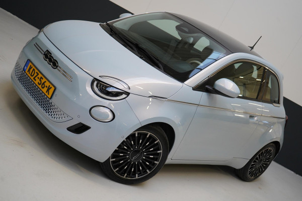 Fiat 500 La Prima 42 kWh | SoH 100% | Panoramadak | Leder | Navigatie | Carplay | Lm velgen | Blind-Spot