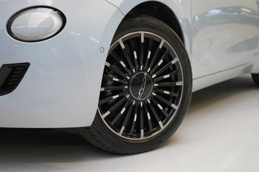 Fiat 500 La Prima 42 kWh | SoH 100% | Panoramadak | Leder | Navigatie | Carplay | Lm velgen | Blind-Spot