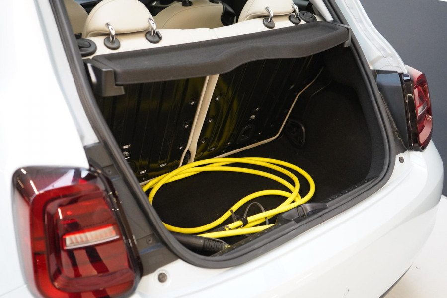 Fiat 500 La Prima 42 kWh | SoH 100% | Panoramadak | Leder | Navigatie | Carplay | Lm velgen | Blind-Spot