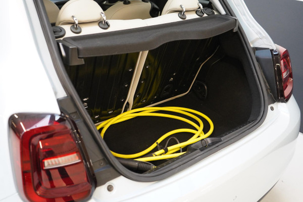 Fiat 500 La Prima 42 kWh | SoH 100% | Panoramadak | Leder | Navigatie | Carplay | Lm velgen | Blind-Spot