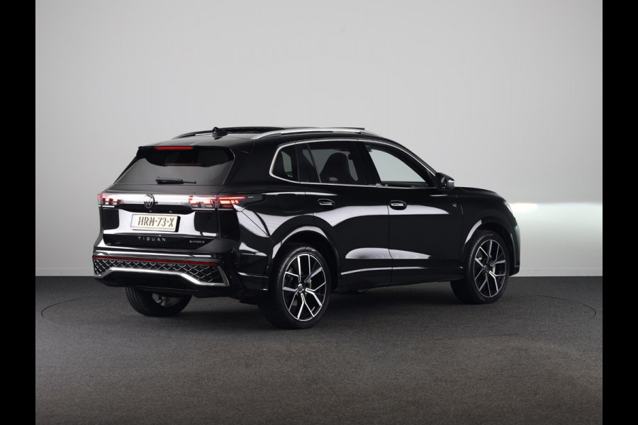 Volkswagen Tiguan 1.5 eHybrid R-Line Edition | 272 PK |Automaat (DSG) | Verlengde garantie | Navigatie | Panoramadak | Parkeersensoren (Park assist) | Rondomzicht 360 grade camera | Stoelverwarming | R-Line |
